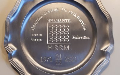 Zilveren erepenning gemeente en gedenkbord Brabants Heem