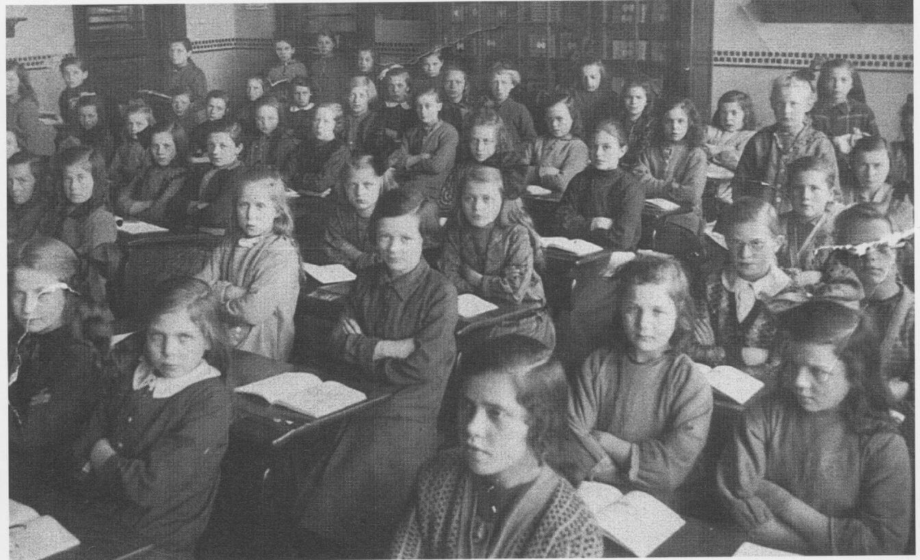 Dwèrs door Nuenens verleden: de zusters en de meisjesschool